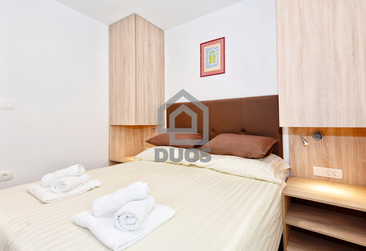 POSEBNA PONUDA - Vila leži le 20 metrov od morja s tremi apartmaji - Grebaštica
