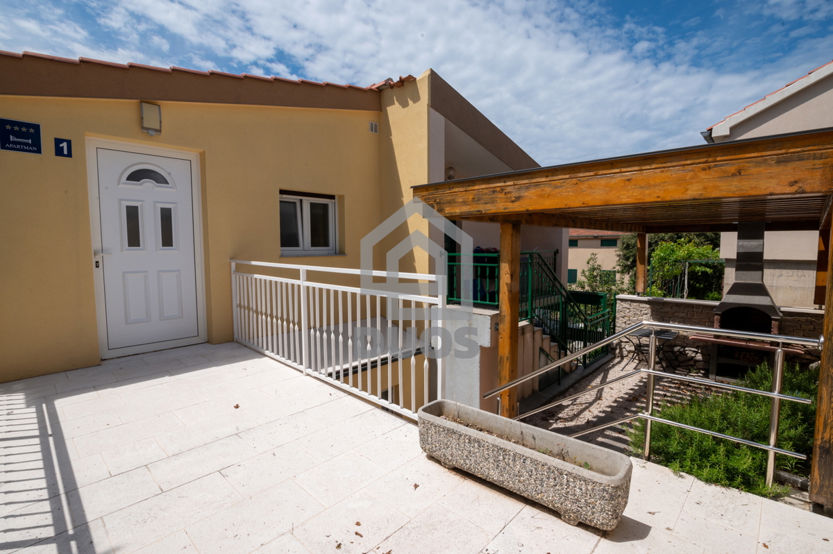 POSEBNA PONUDA - Vila leži le 20 metrov od morja s tremi apartmaji - Grebaštica