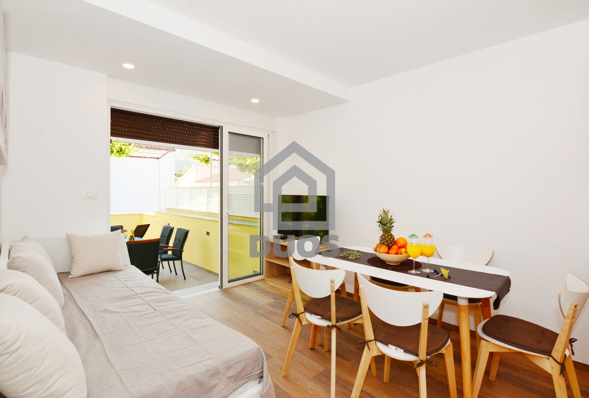 POSEBNA PONUDA - Vila leži le 20 metrov od morja s tremi apartmaji - Grebaštica