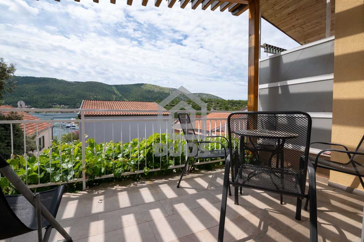 POSEBNA PONUDA - Vila leži le 20 metrov od morja s tremi apartmaji - Grebaštica
