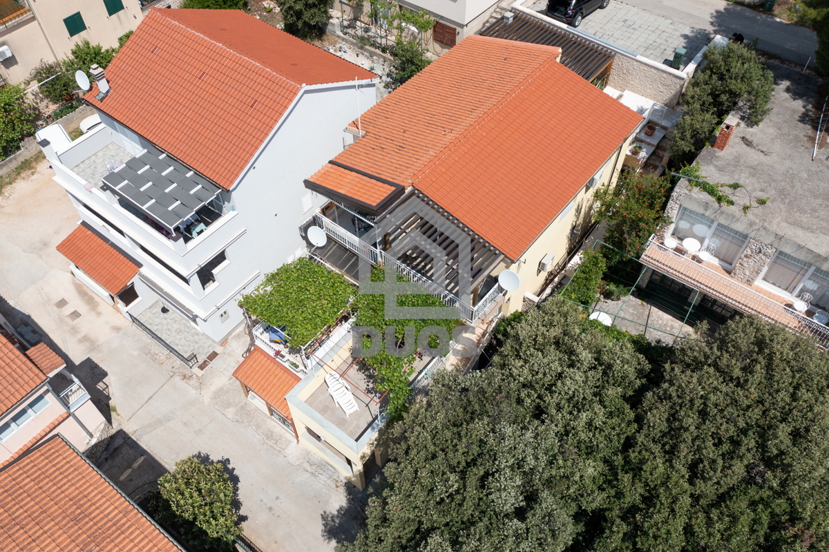 POSEBNA PONUDA - Vila leži le 20 metrov od morja s tremi apartmaji - Grebaštica