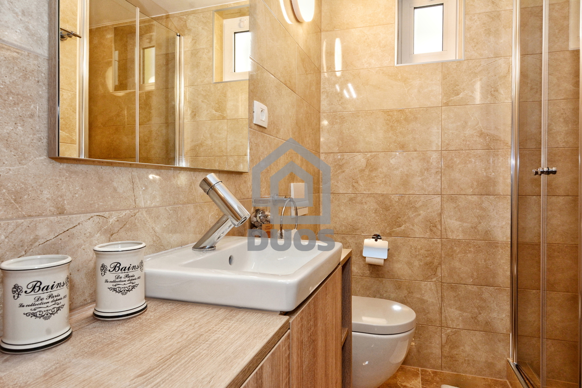 POSEBNA PONUDA - Vila leži le 20 metrov od morja s tremi apartmaji - Grebaštica