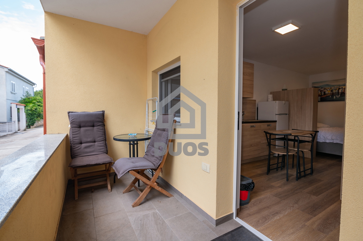 POSEBNA PONUDA - Vila leži le 20 metrov od morja s tremi apartmaji - Grebaštica