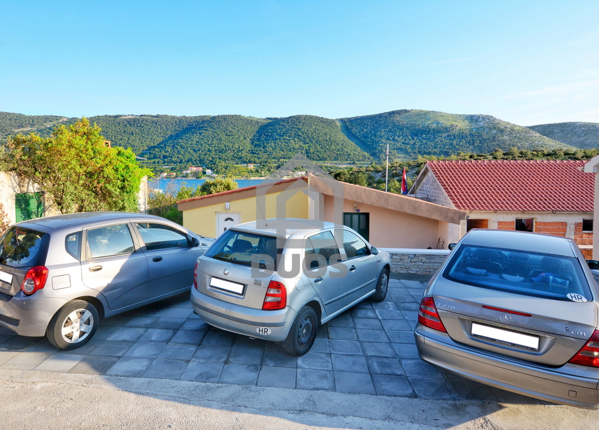 POSEBNA PONUDA - Vila leži le 20 metrov od morja s tremi apartmaji - Grebaštica
