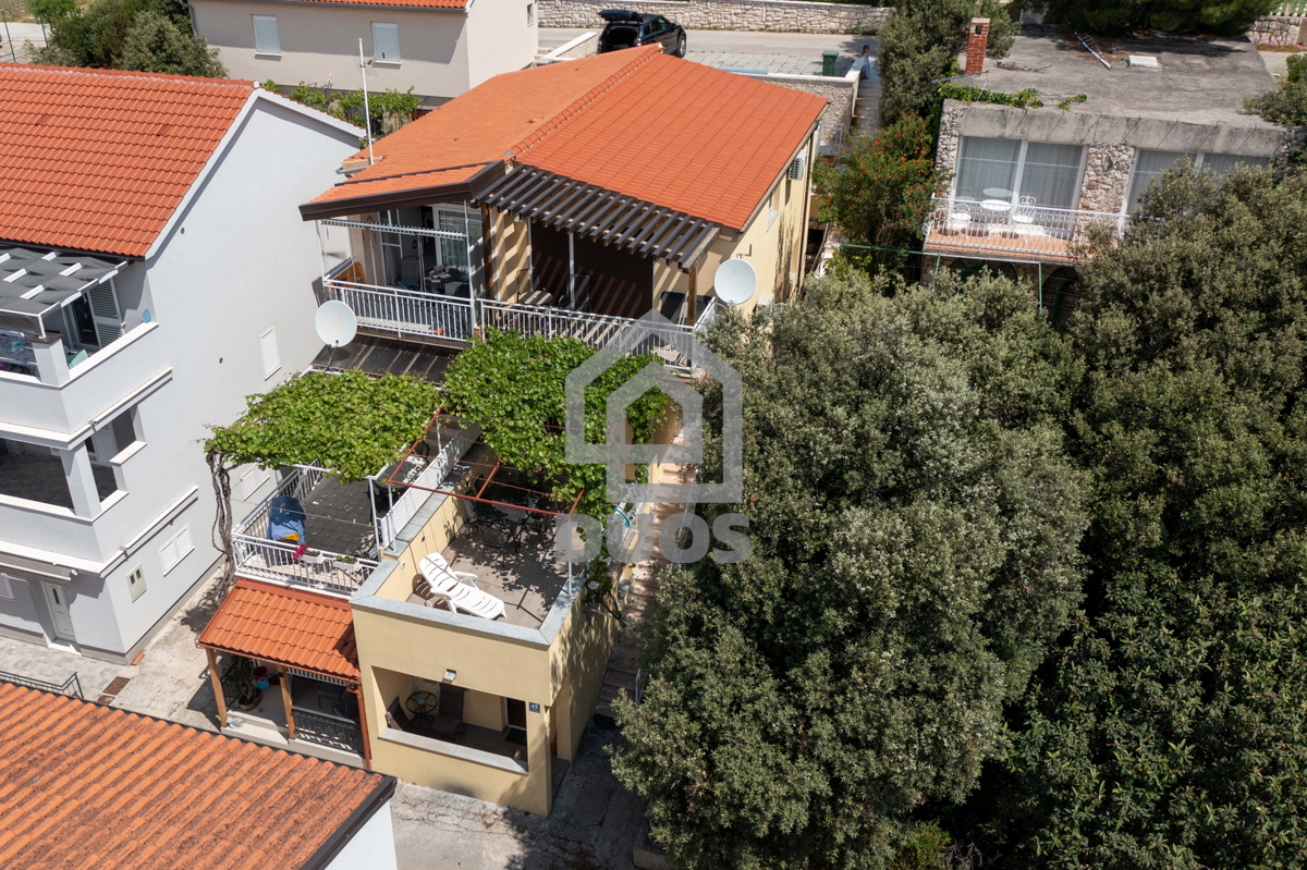 POSEBNA PONUDA - Vila leži le 20 metrov od morja s tremi apartmaji - Grebaštica