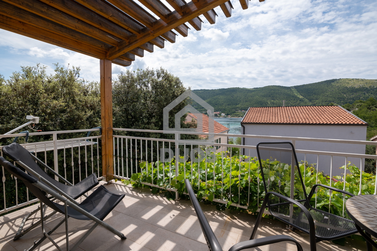 POSEBNA PONUDA - Vila leži le 20 metrov od morja s tremi apartmaji - Grebaštica