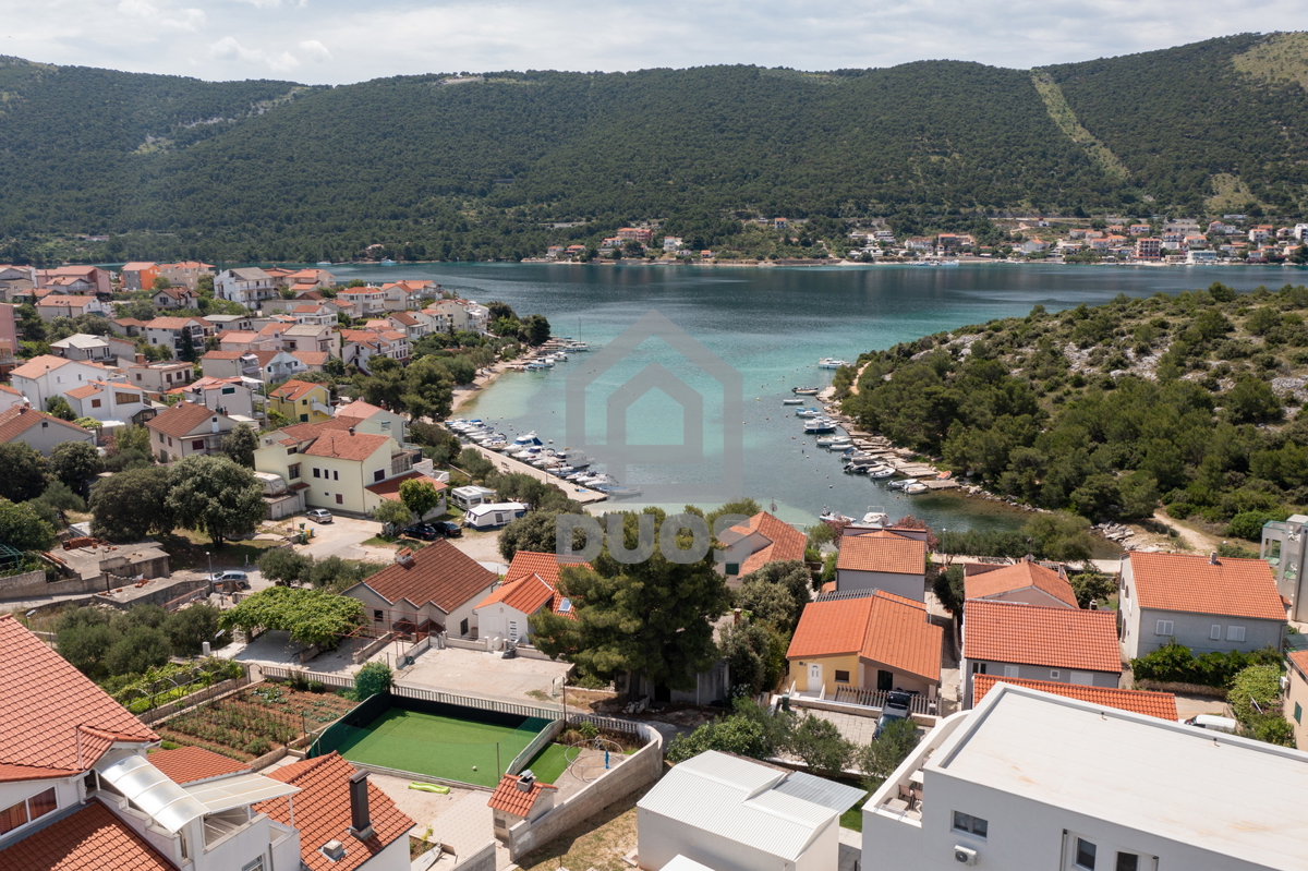 POSEBNA PONUDA - Vila leži le 20 metrov od morja s tremi apartmaji - Grebaštica