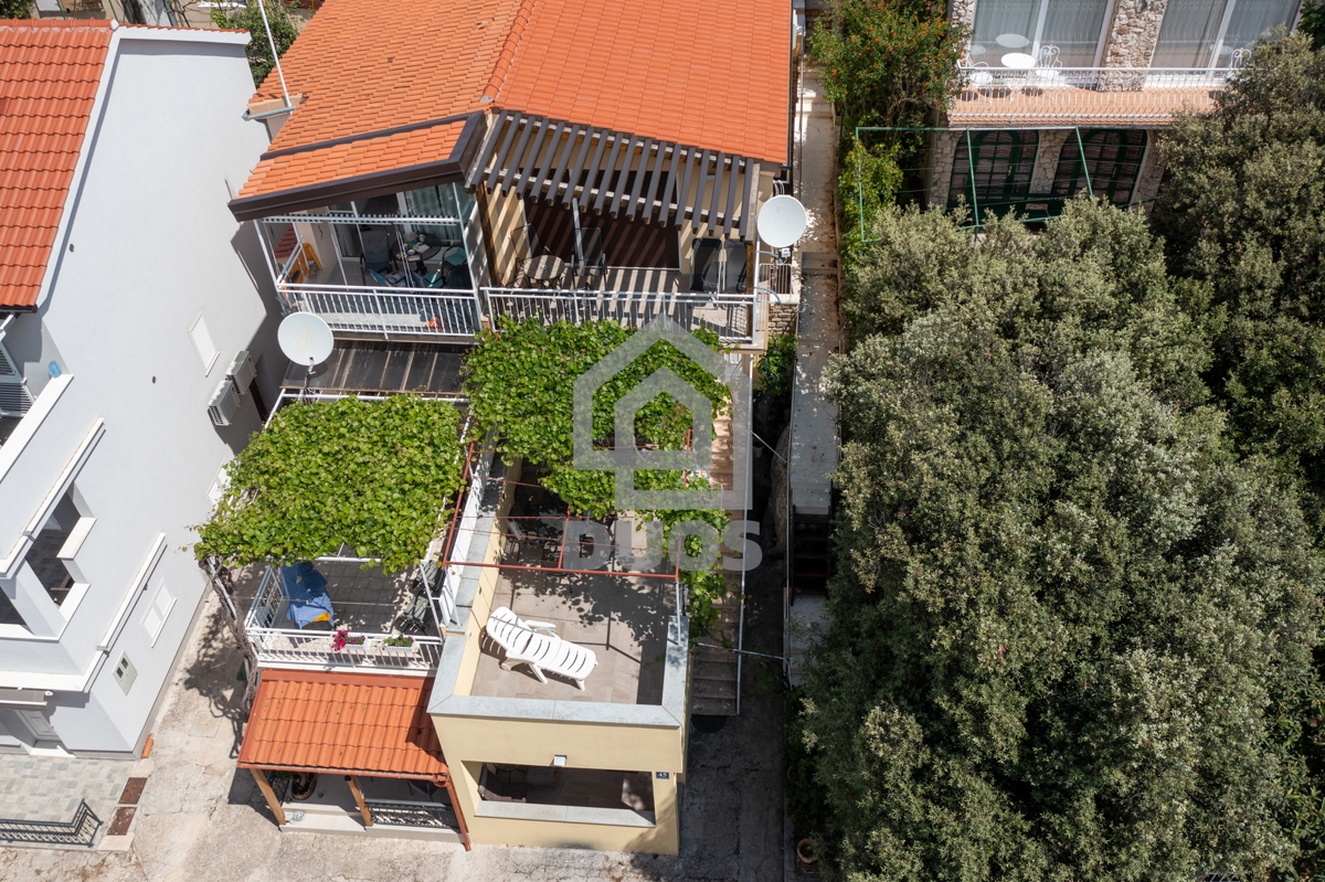 POSEBNA PONUDA - Vila leži le 20 metrov od morja s tremi apartmaji - Grebaštica