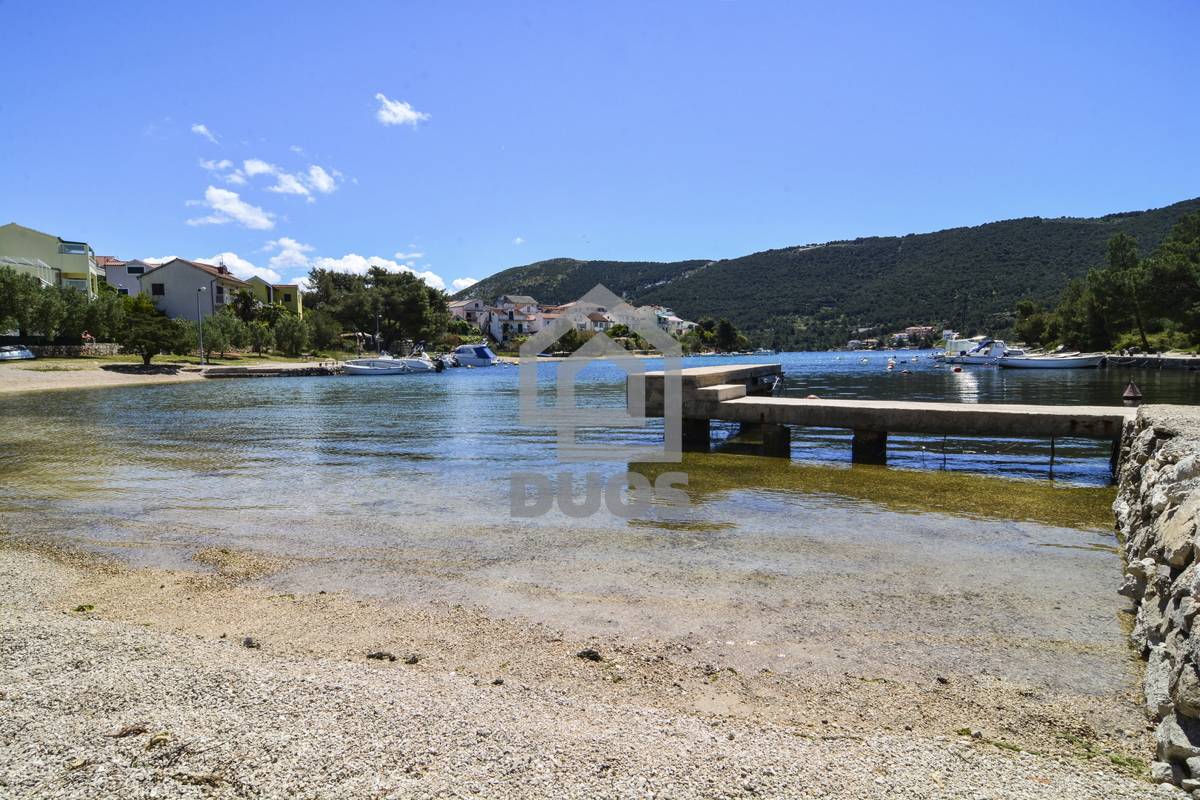 POSEBNA PONUDA - Vila leži le 20 metrov od morja s tremi apartmaji - Grebaštica