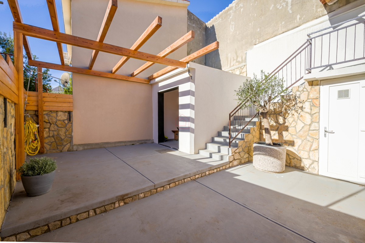 Prekrasno obnovljena kuća u centru Murtera sa dva odvojena stana