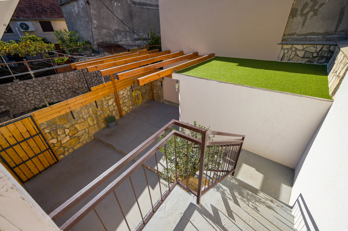 Prekrasno obnovljena kuća u centru Murtera sa dva odvojena stana