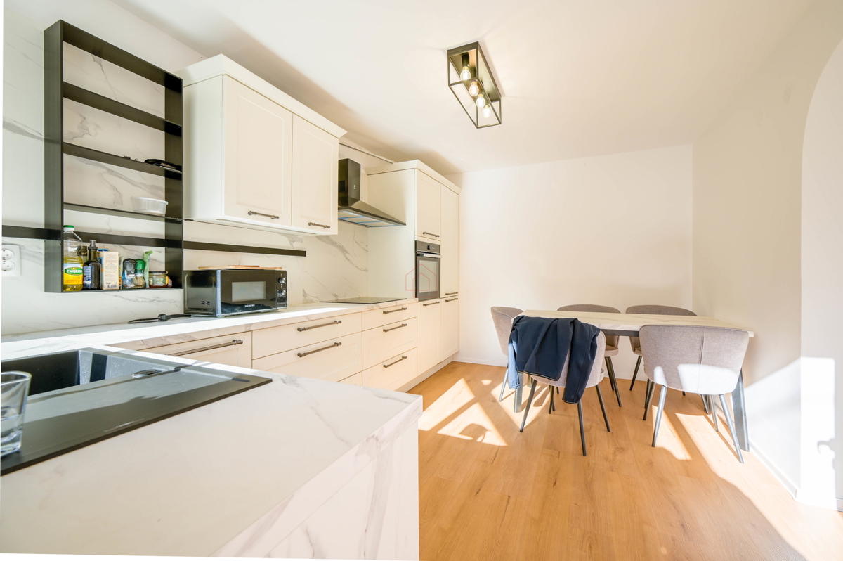 Prekrasno obnovljena kuća u centru Murtera sa dva odvojena stana