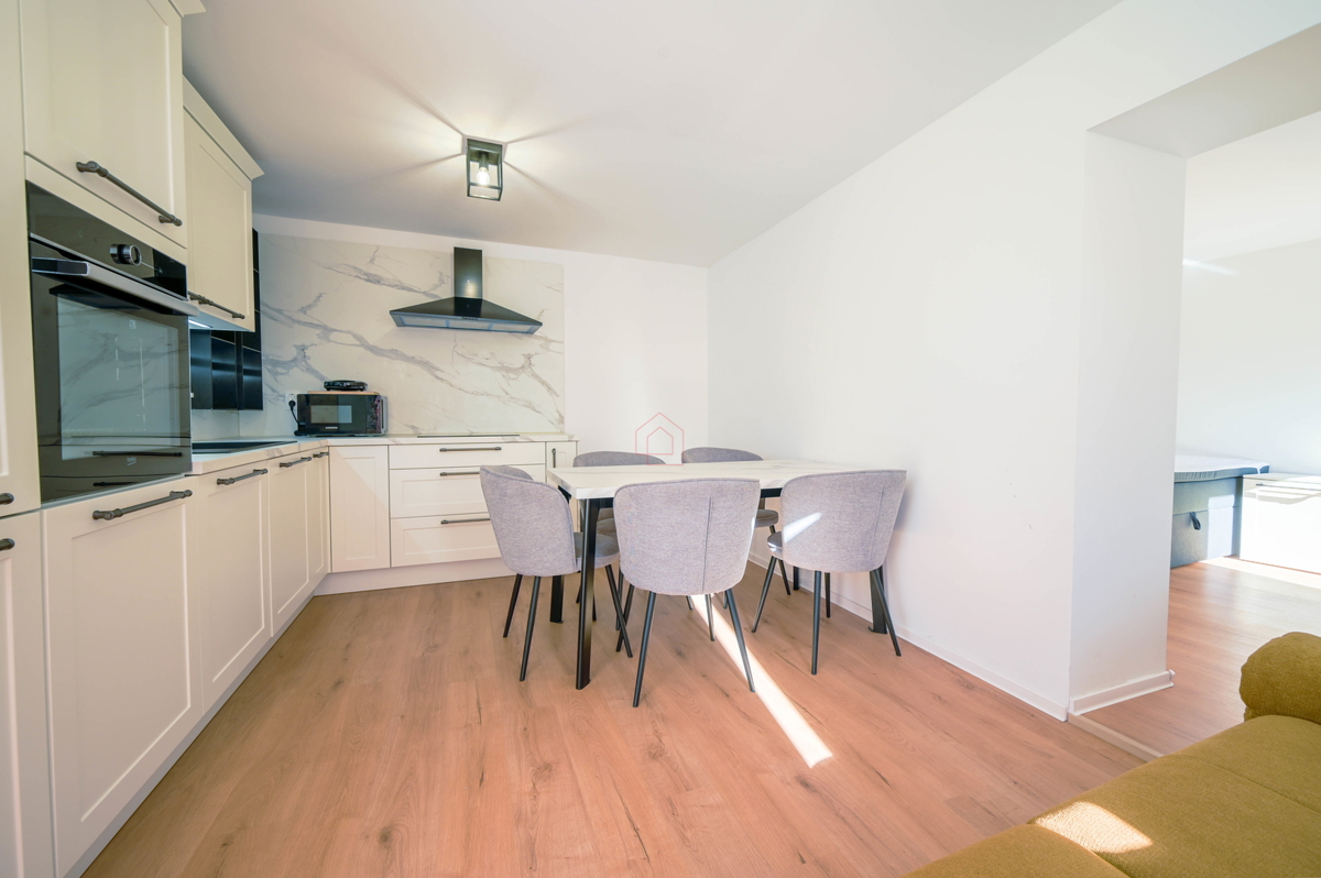 Prekrasno obnovljena kuća u centru Murtera sa dva odvojena stana