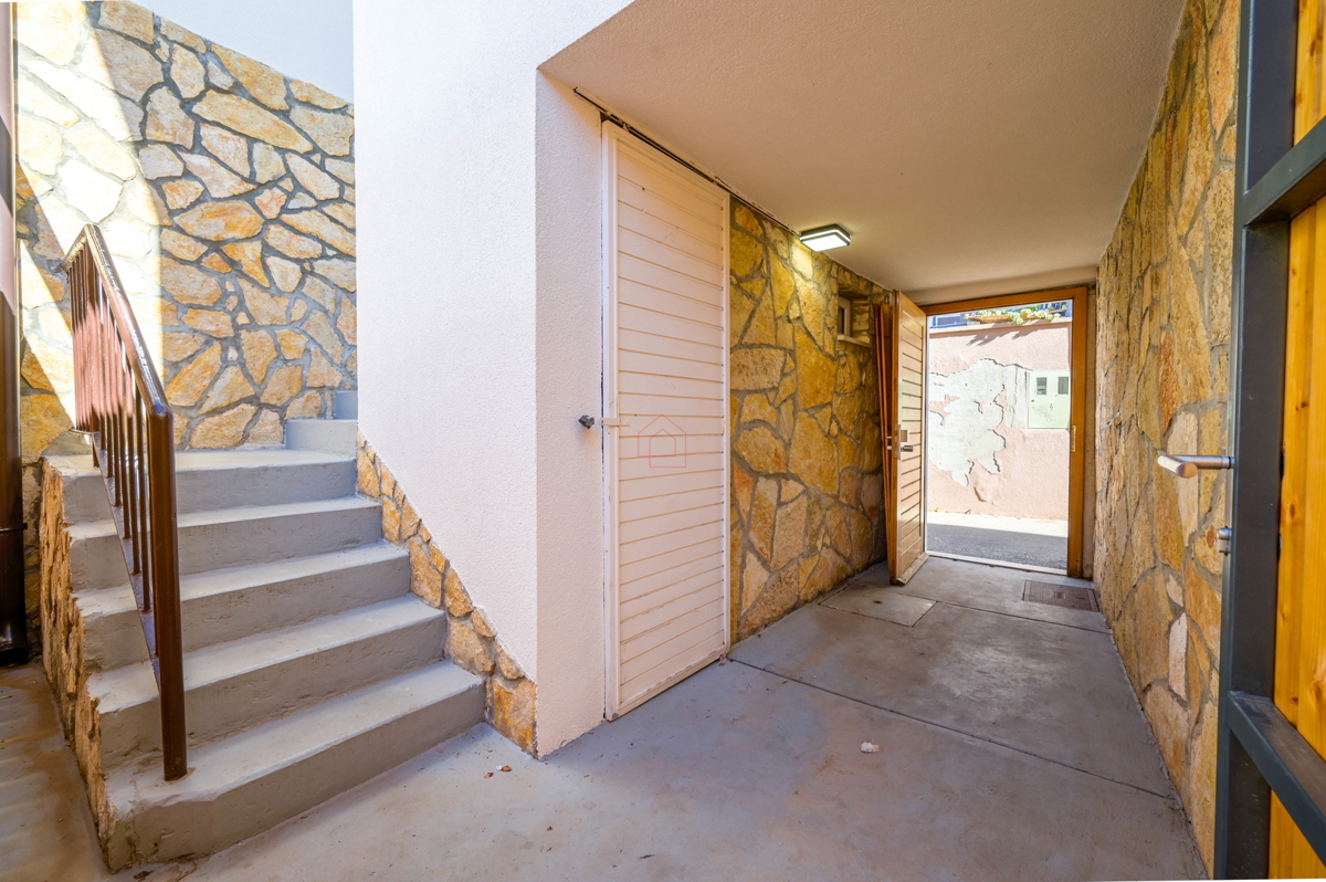 Prekrasno obnovljena kuća u centru Murtera sa dva odvojena stana