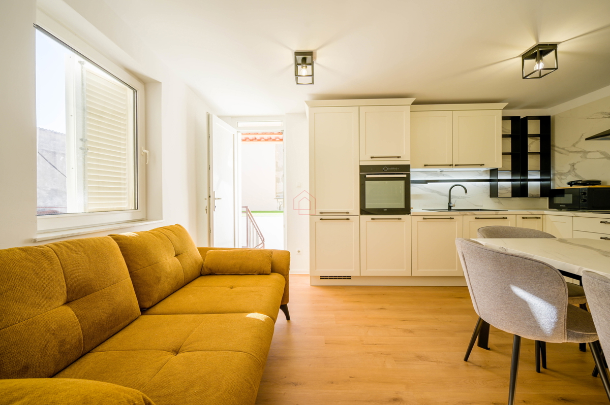 Prekrasno obnovljena kuća u centru Murtera sa dva odvojena stana