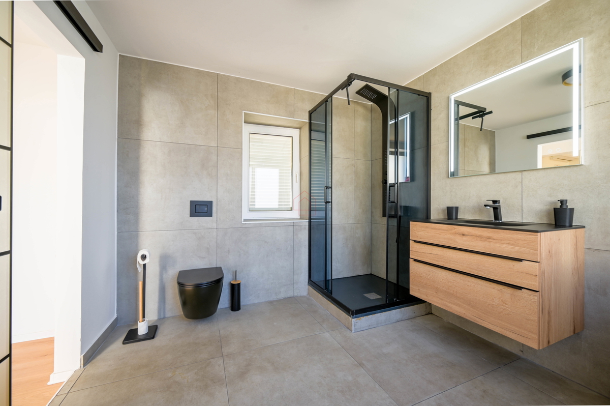 Prekrasno obnovljena kuća u centru Murtera sa dva odvojena stana