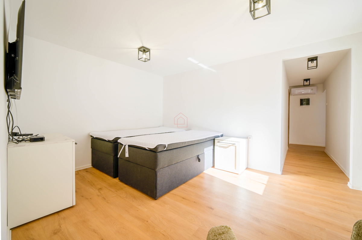 Prekrasno obnovljena kuća u centru Murtera sa dva odvojena stana