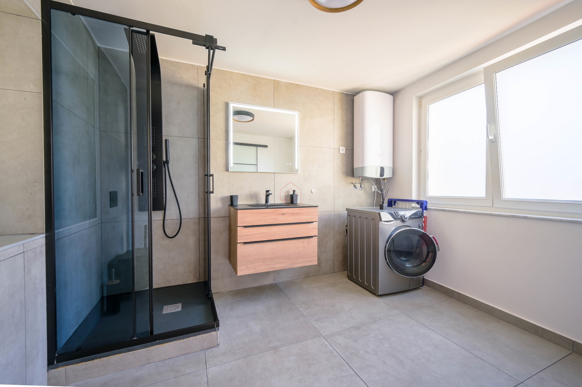 Prekrasno obnovljena kuća u centru Murtera sa dva odvojena stana