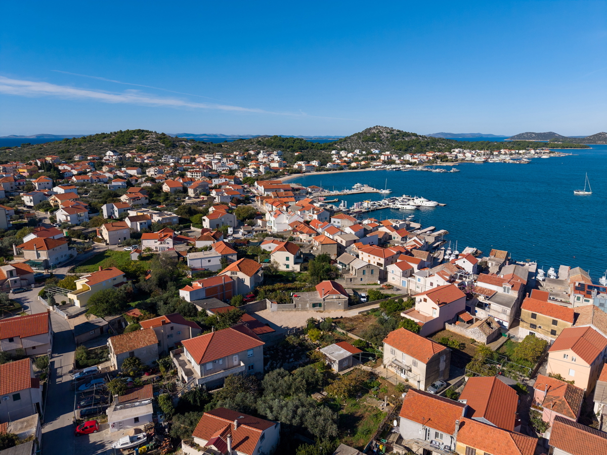 Prekrasno obnovljena kuća u centru Murtera sa dva odvojena stana