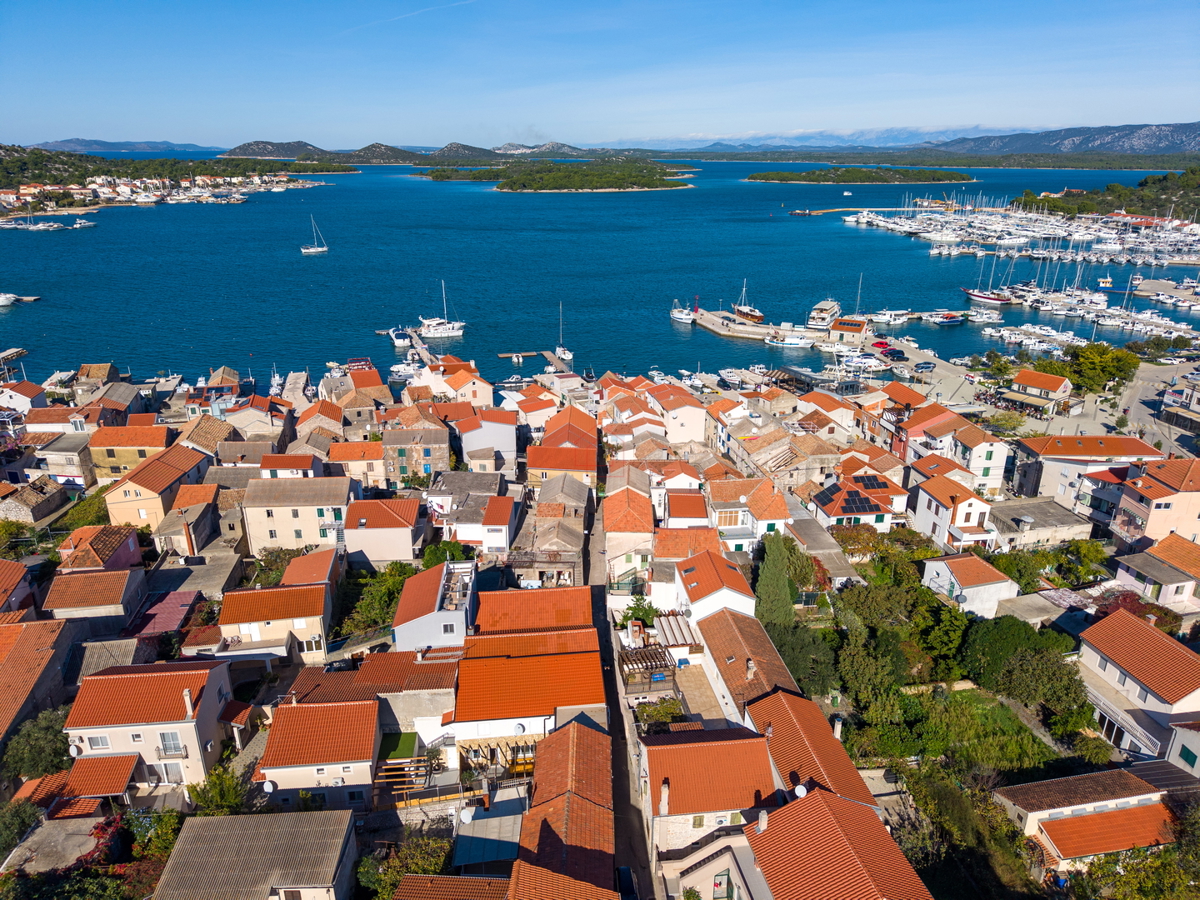 Prekrasno obnovljena kuća u centru Murtera sa dva odvojena stana