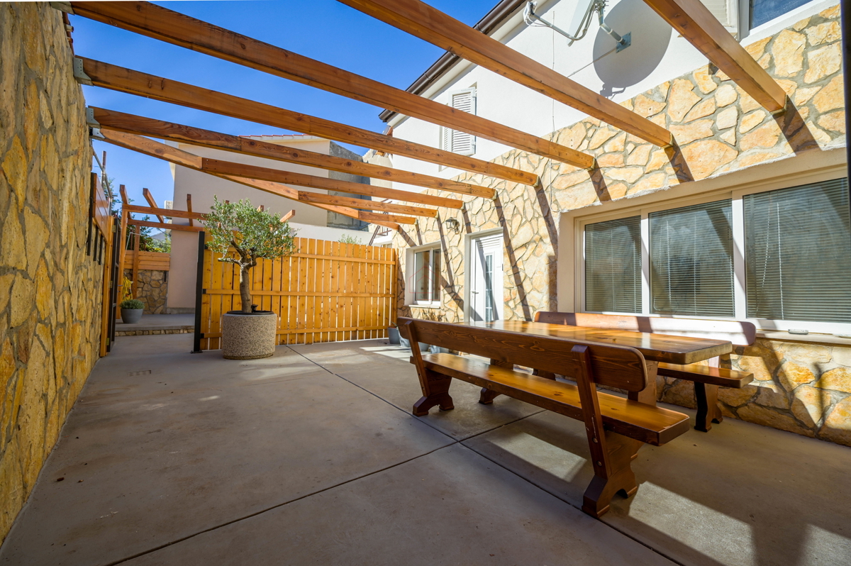 Prekrasno obnovljena kuća u centru Murtera sa dva odvojena stana