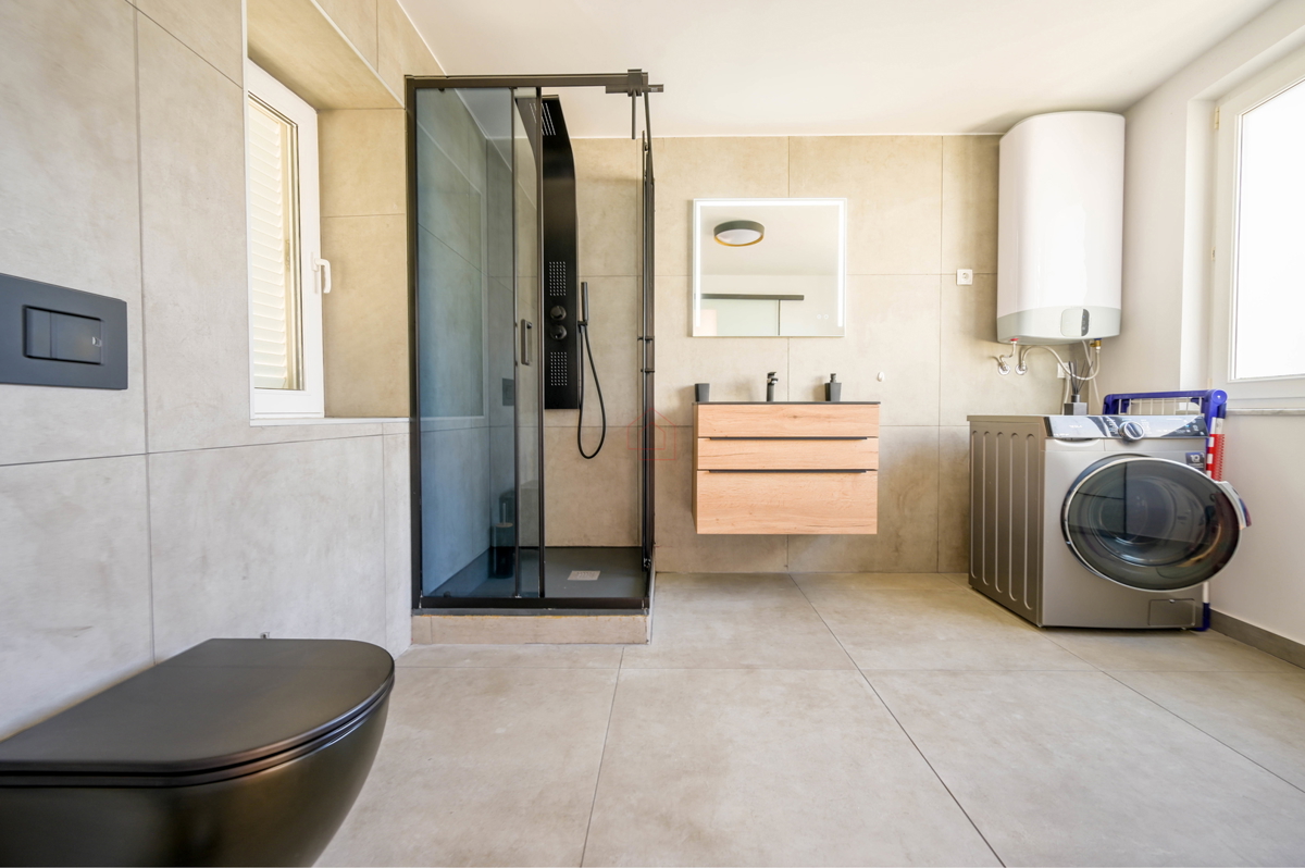 Prekrasno obnovljena kuća u centru Murtera sa dva odvojena stana