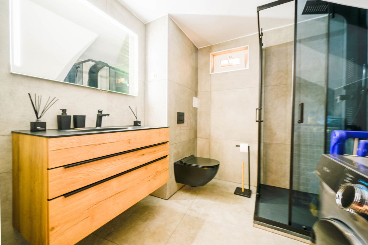 Prekrasno obnovljena kuća u centru Murtera sa dva odvojena stana