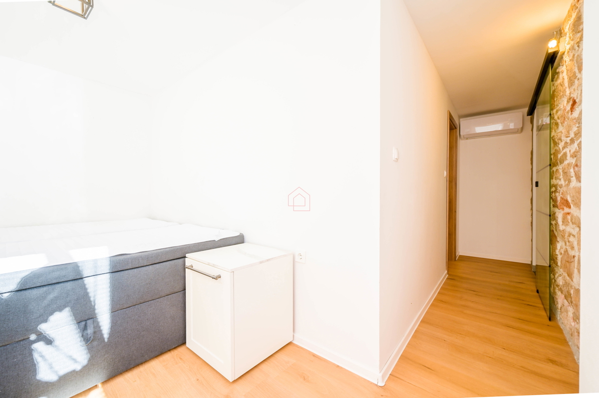 Prekrasno obnovljena kuća u centru Murtera sa dva odvojena stana