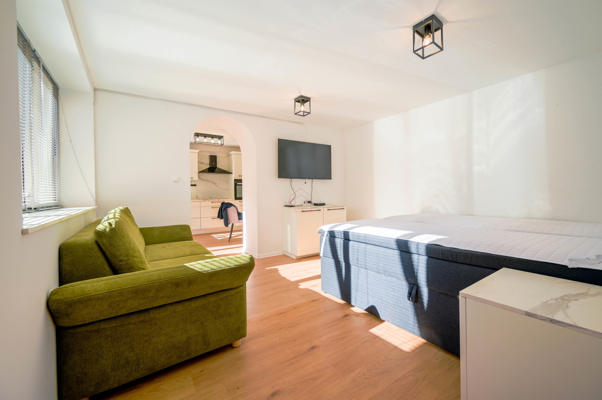 Prekrasno obnovljena kuća u centru Murtera sa dva odvojena stana