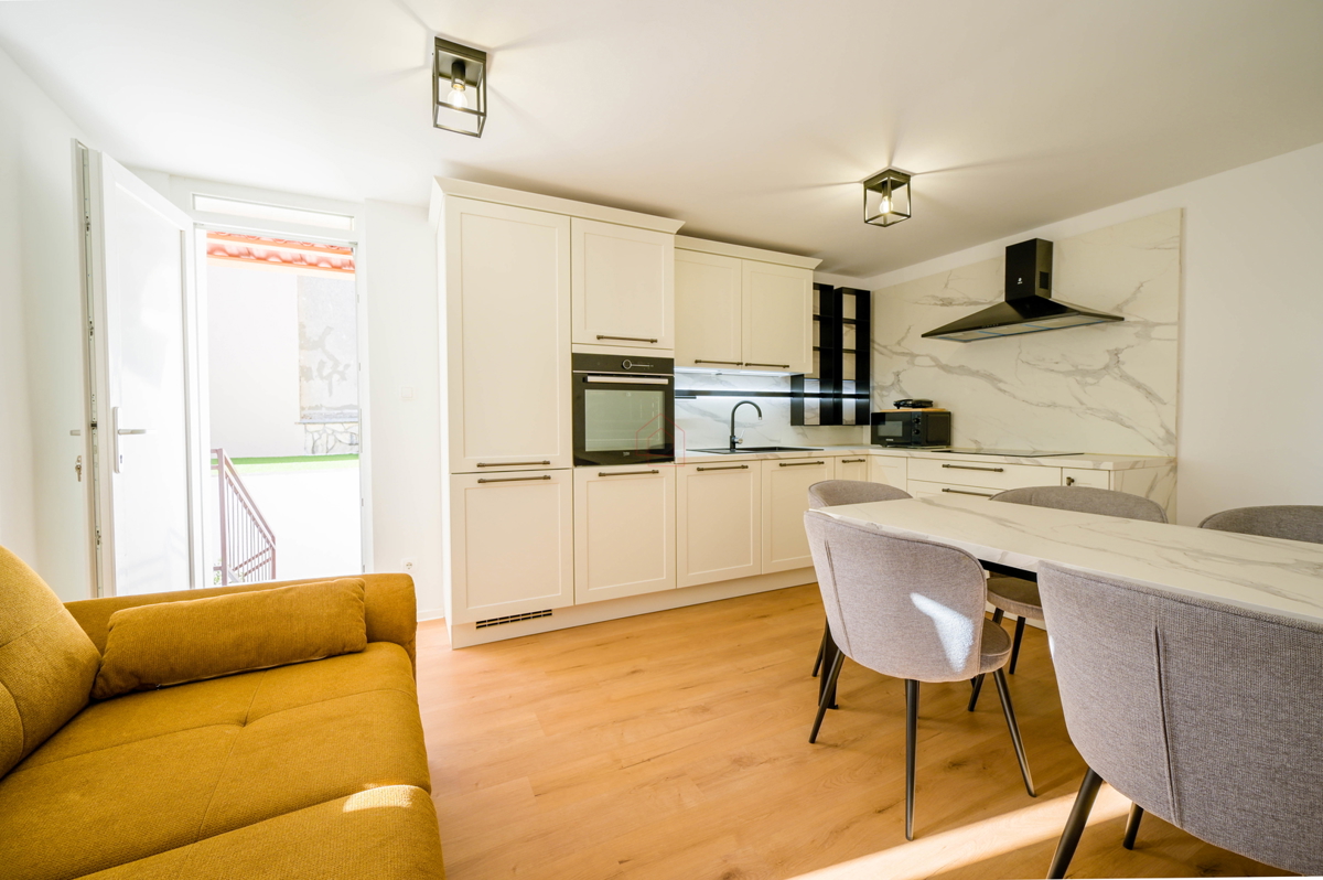 Prekrasno obnovljena kuća u centru Murtera sa dva odvojena stana