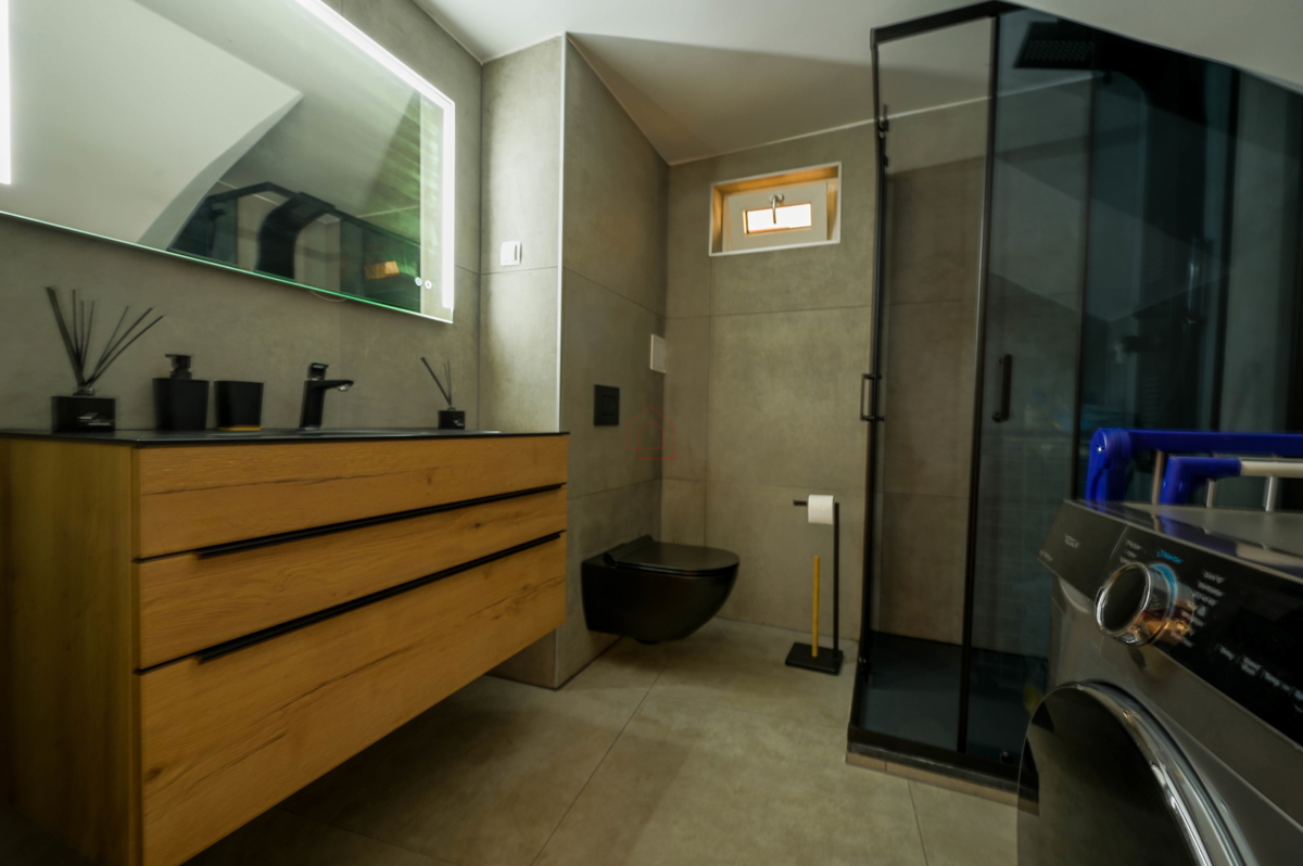 Prekrasno obnovljena kuća u centru Murtera sa dva odvojena stana