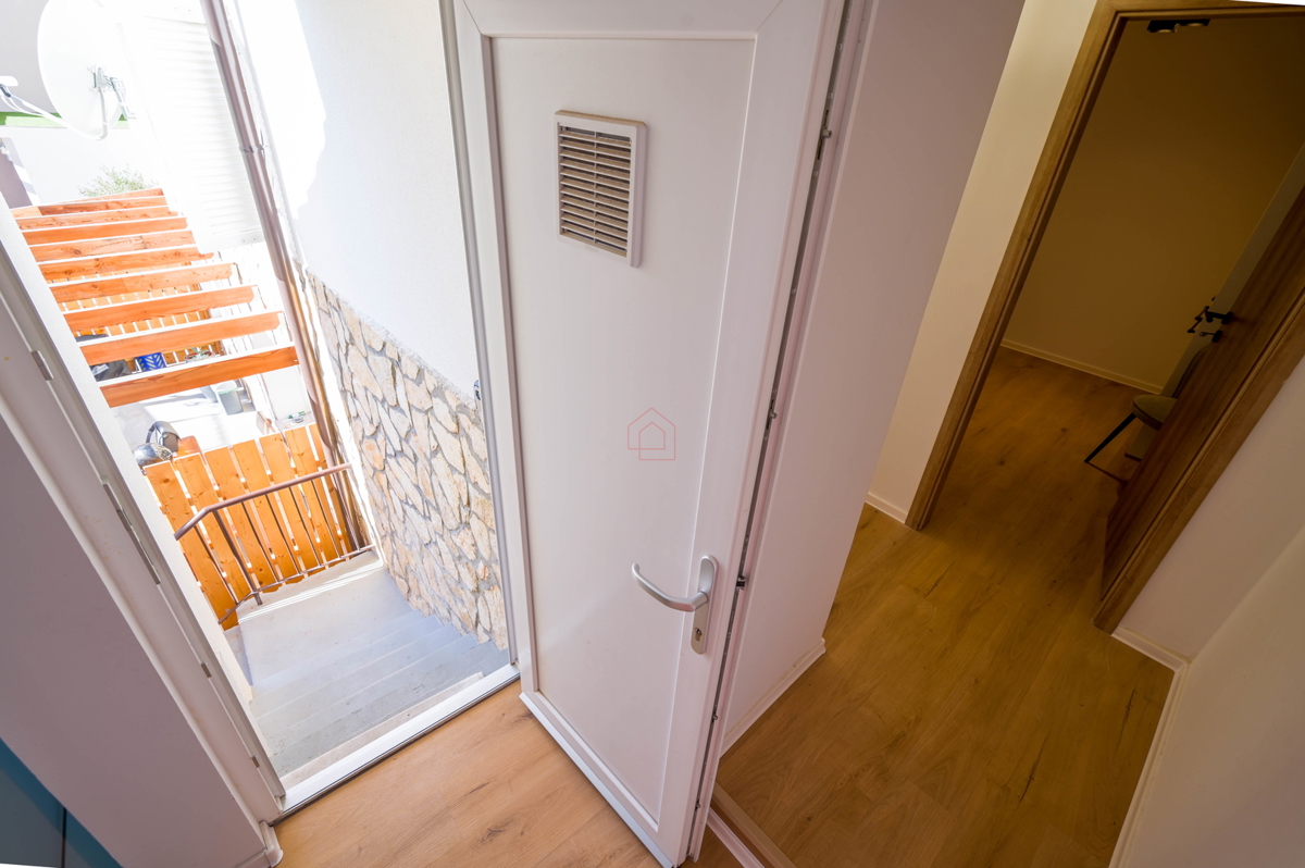 Prekrasno obnovljena kuća u centru Murtera sa dva odvojena stana