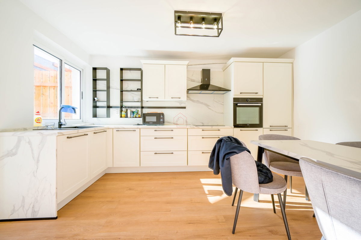 Prekrasno obnovljena kuća u centru Murtera sa dva odvojena stana