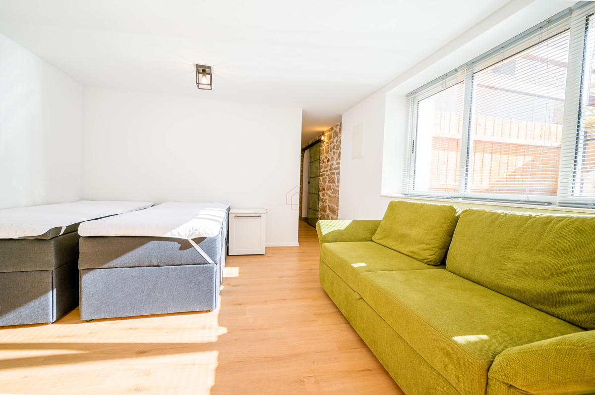 Prekrasno obnovljena kuća u centru Murtera sa dva odvojena stana