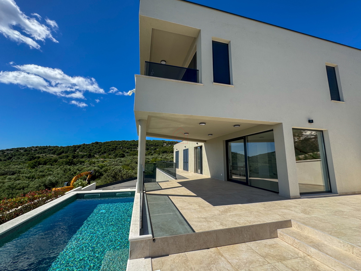 Luksuzna vila v naselju Betina z bazenom in pogledom na morje