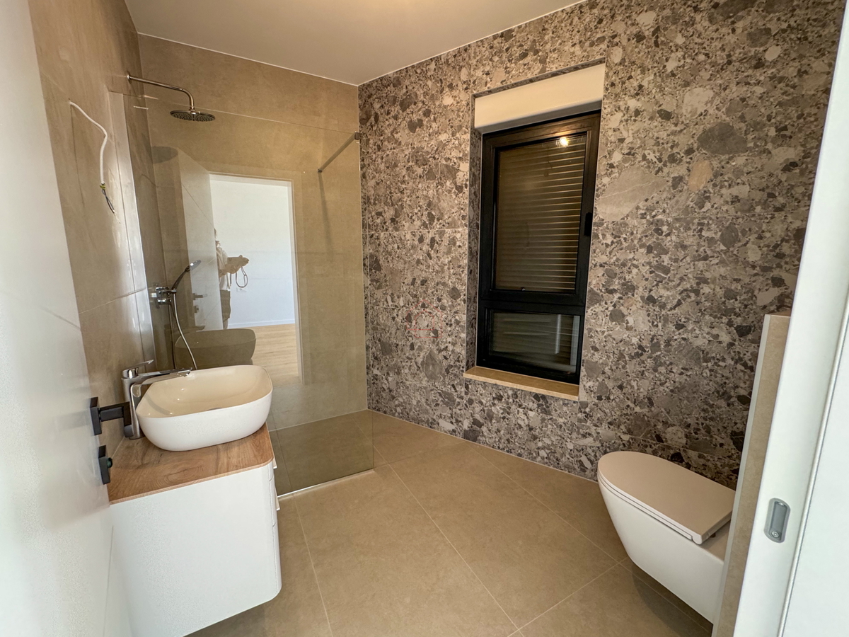 Luksuzna vila v naselju Betina z bazenom in pogledom na morje