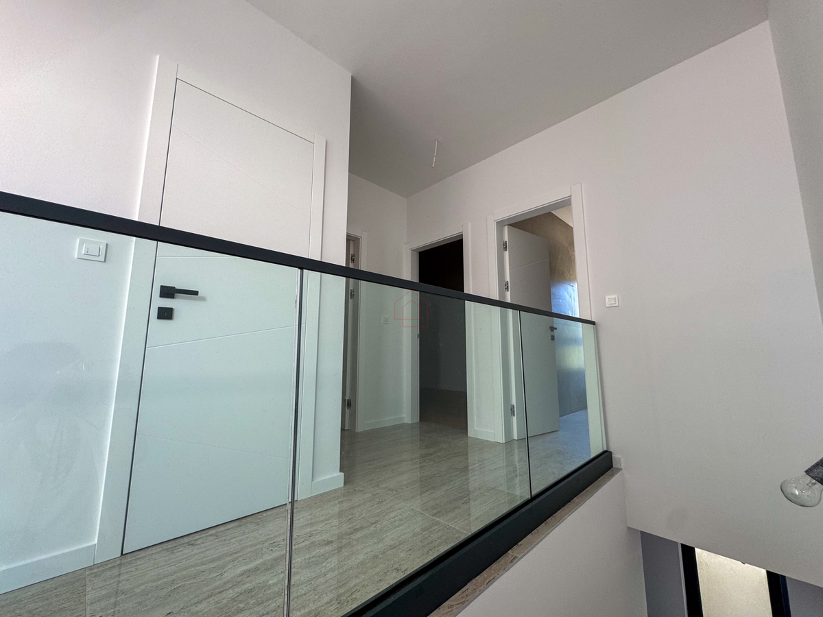 Luksuzna vila v naselju Betina z bazenom in pogledom na morje