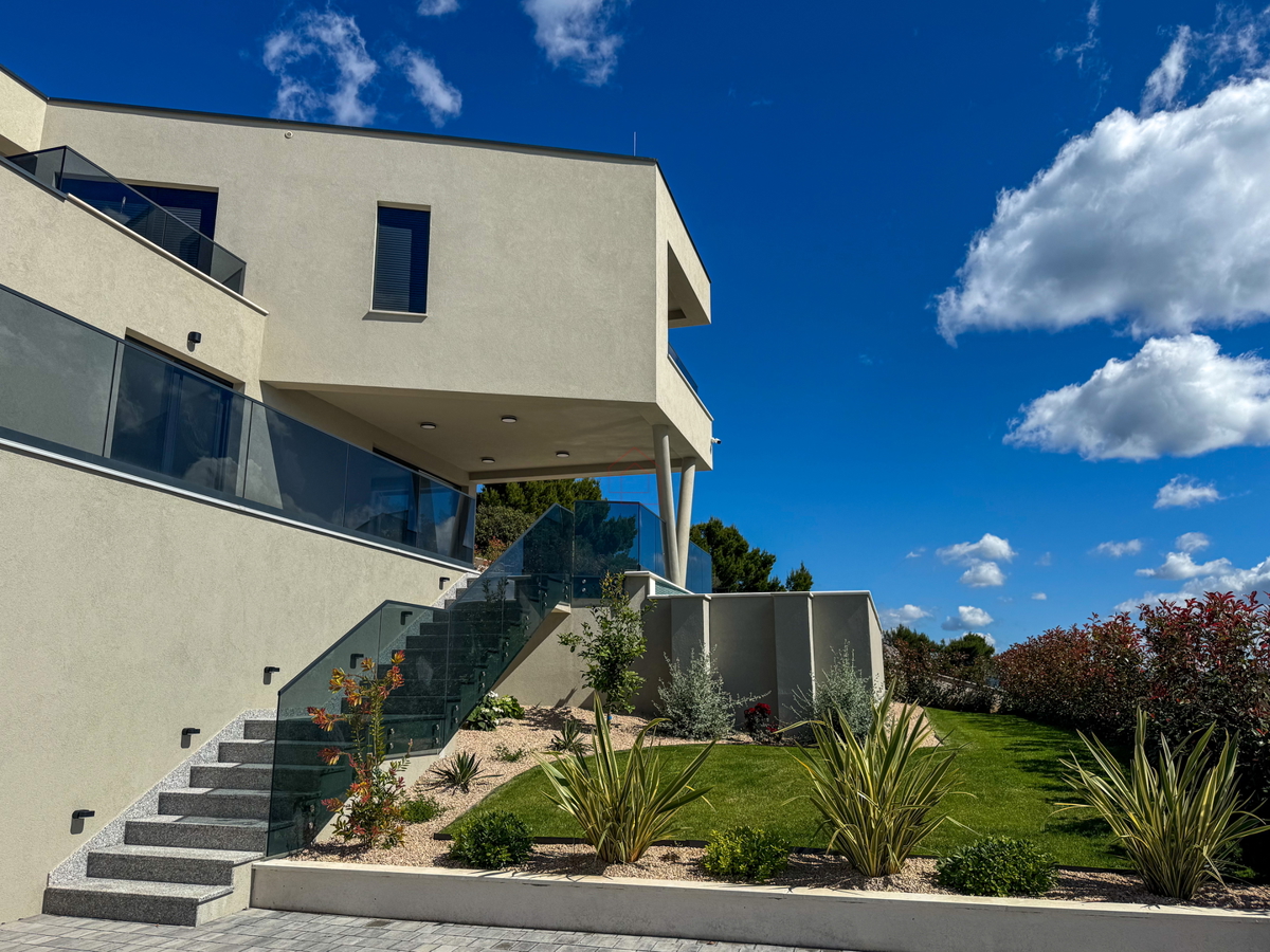 Luksuzna vila v naselju Betina z bazenom in pogledom na morje