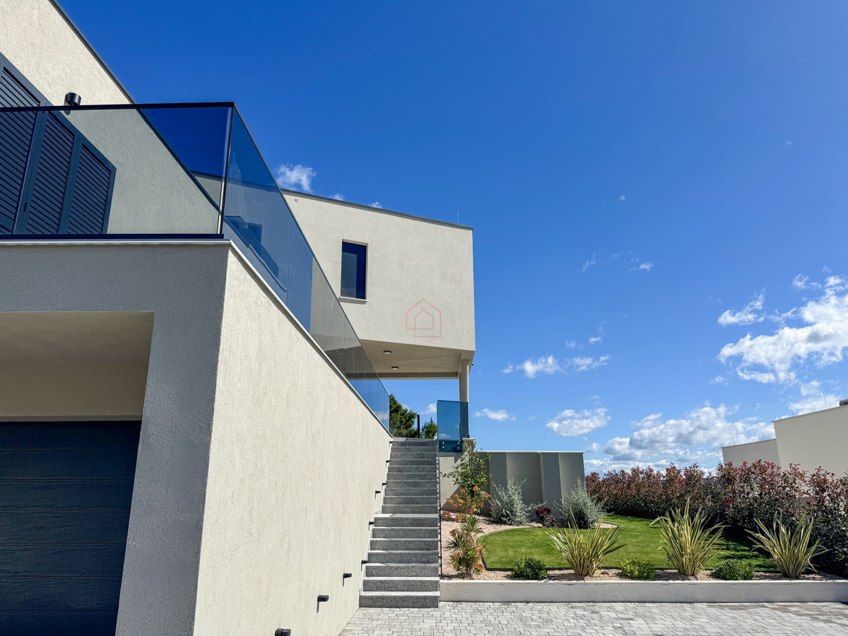 Luksuzna vila v naselju Betina z bazenom in pogledom na morje