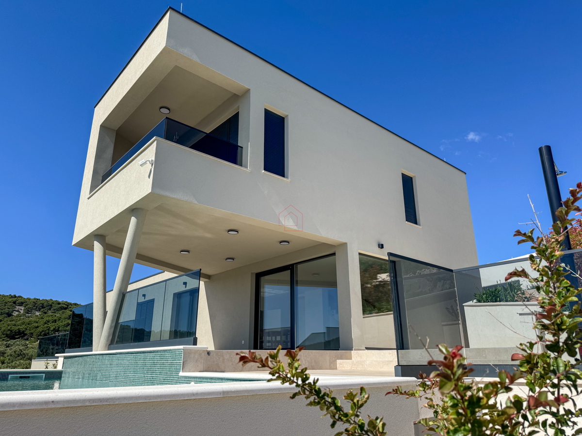 Luksuzna vila v naselju Betina z bazenom in pogledom na morje