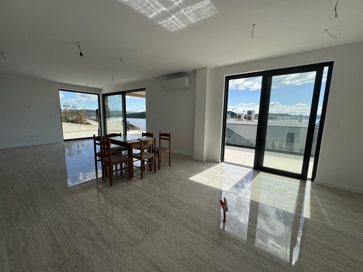 Luksuzna vila v naselju Betina z bazenom in pogledom na morje