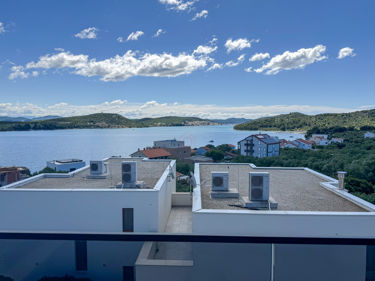 Luksuzna vila v naselju Betina z bazenom in pogledom na morje