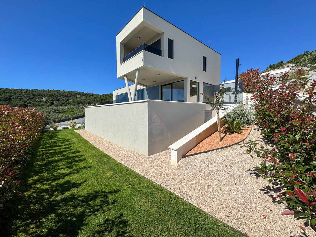 Luksuzna vila v naselju Betina z bazenom in pogledom na morje