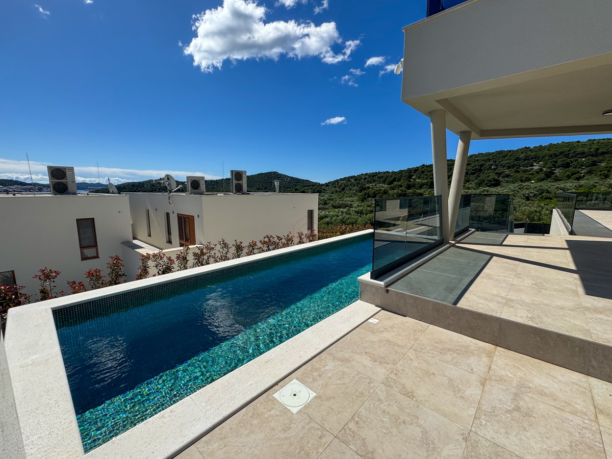 Luksuzna vila v naselju Betina z bazenom in pogledom na morje