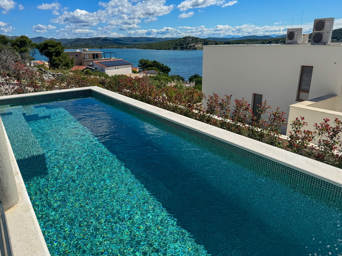 Luksuzna vila v naselju Betina z bazenom in pogledom na morje