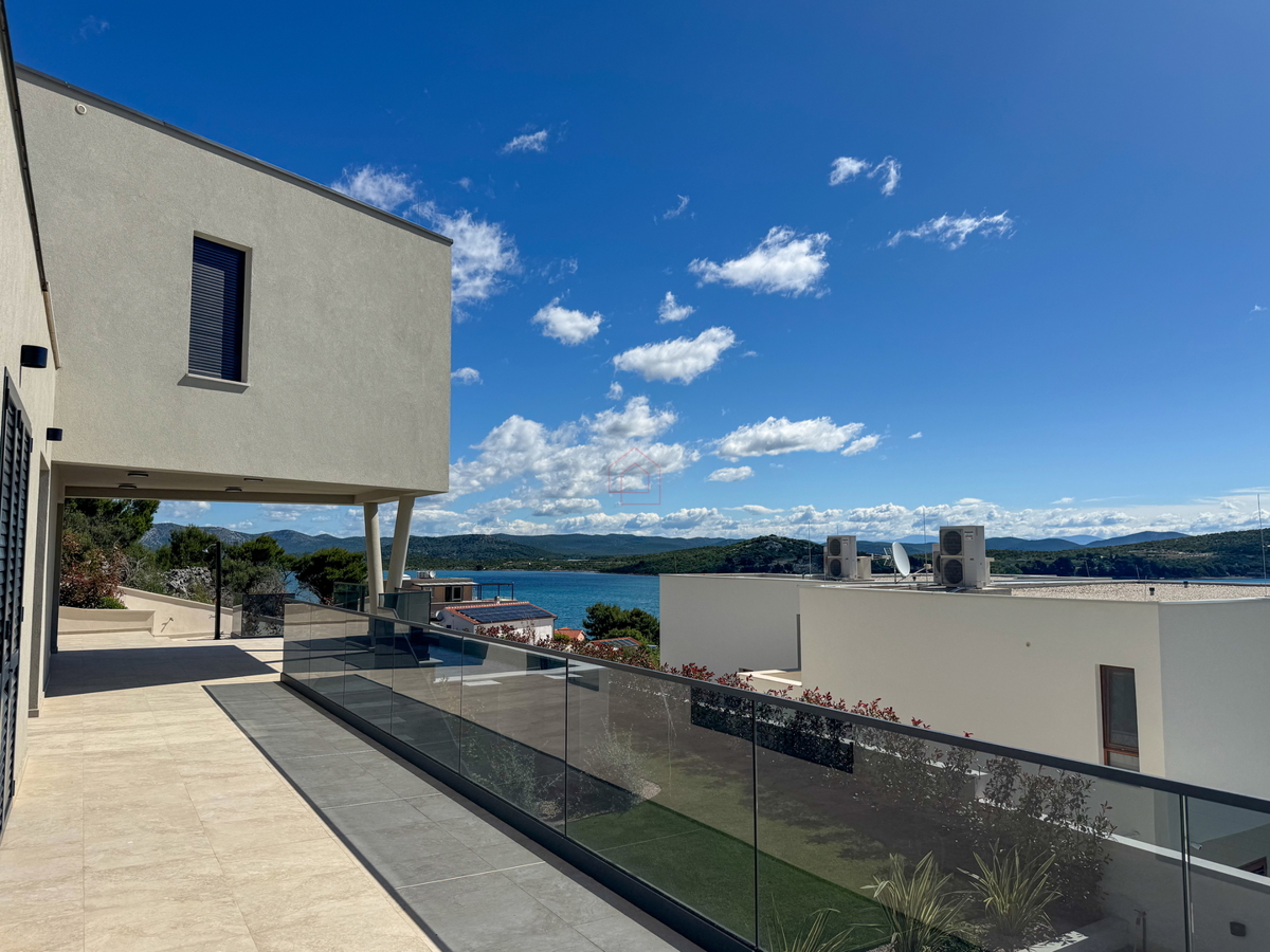 Luksuzna vila v naselju Betina z bazenom in pogledom na morje