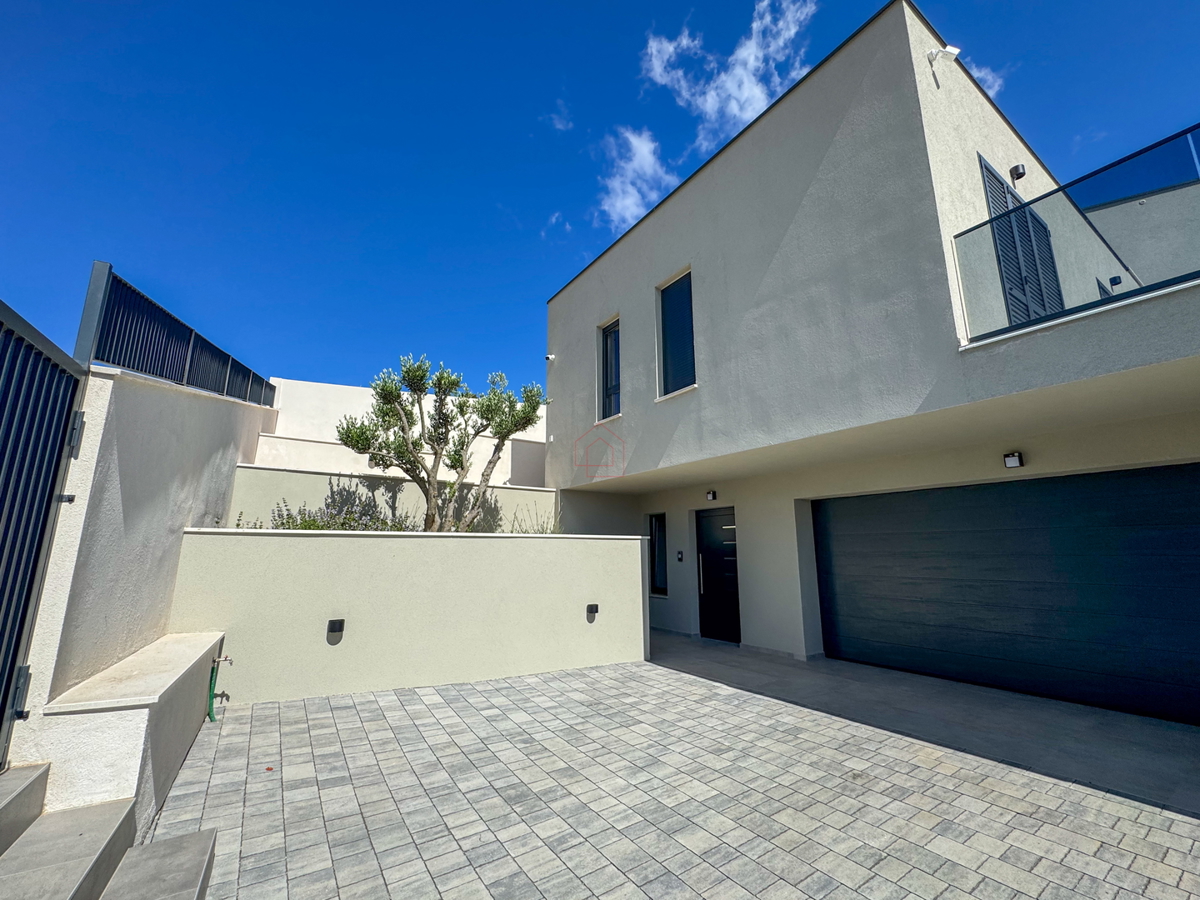 Luksuzna vila v naselju Betina z bazenom in pogledom na morje