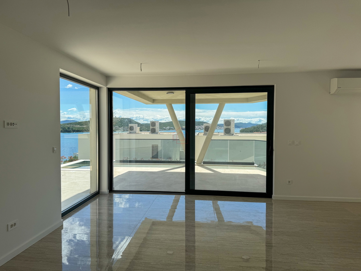 Luksuzna vila v naselju Betina z bazenom in pogledom na morje