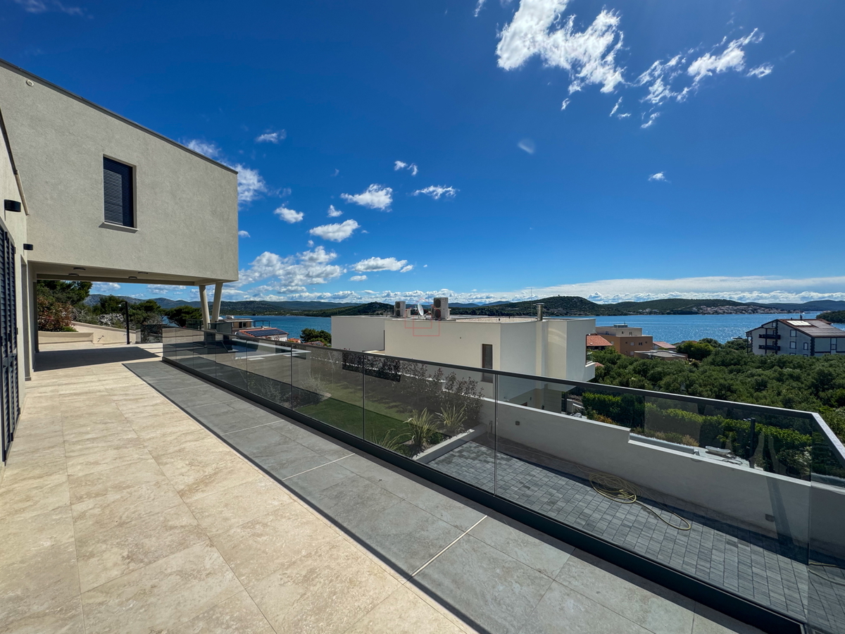 Luksuzna vila v naselju Betina z bazenom in pogledom na morje