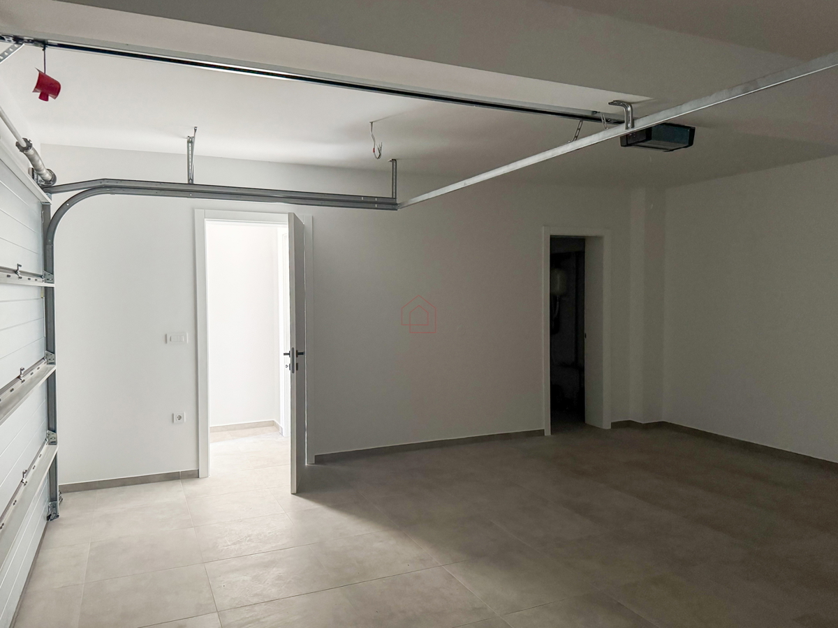 Luksuzna vila v naselju Betina z bazenom in pogledom na morje